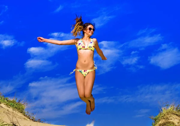 Fata atractivă din Bikini sărind pe plajă distrându-se, vacanță de vară Stil de viață. Femei fericite sărind libertatea pe nisip . — Fotografie, imagine de stoc