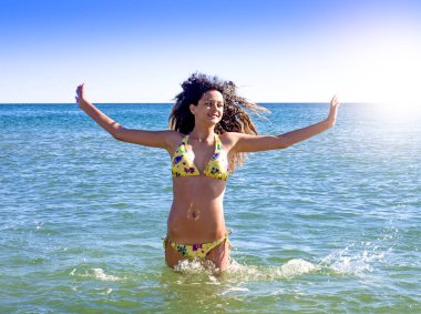 Mavi gökyüzü ve denizin güzel kız. Sağlıklı çırpınan saç