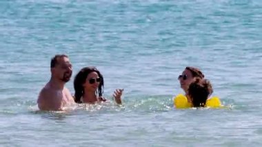 Aile denizde. Gevşeme seyahat tatil kavramı.