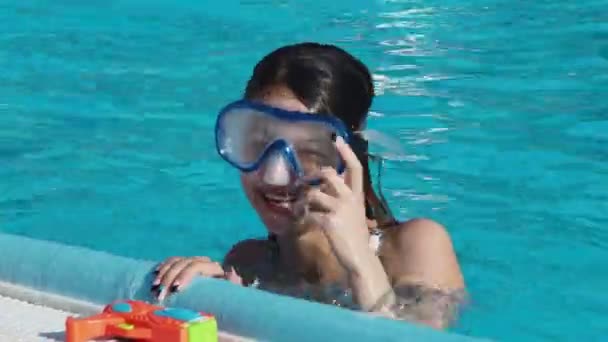 Jeune fille nager dans la piscine . — Video