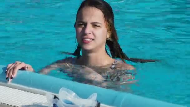 年轻女孩在游泳池里游泳. — 图库视频影像