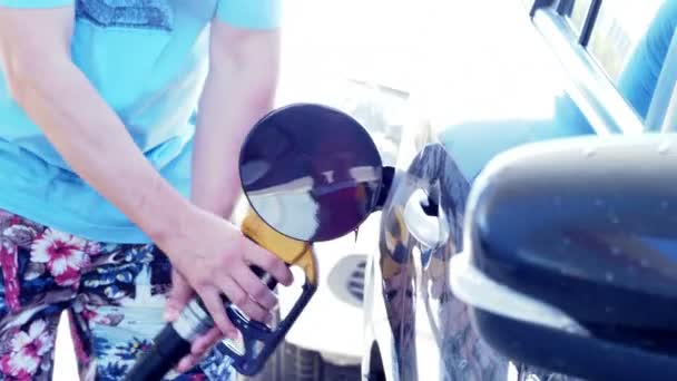 Дозаправка автомобіля бензином. АЗС . — стокове відео