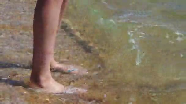 Fille en vacances d'été sur la plage de sable tropical plonge ses pieds dans l'eau de mer cristalline. — Video