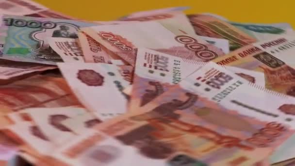 Bankbiljetten dollar, euro, roebels draaien op een plaat. — Stockvideo