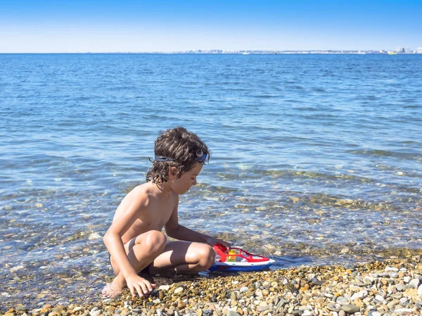 Glückliches Kind Beim Spielen Mit Einem Spielzeugschiff Meer — Stockfoto