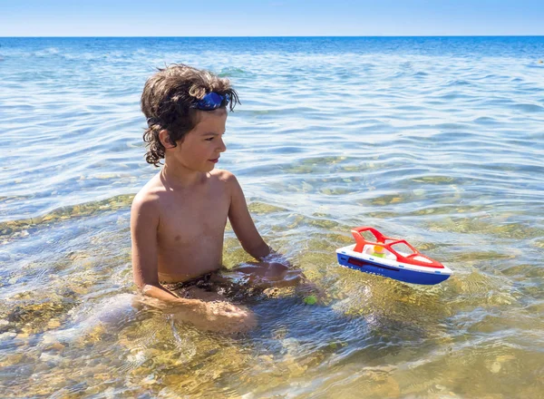 Gelukkig Kind Speelt Met Een Toy Schip Zee — Stockfoto