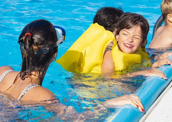Menino Sorridente Duas Meninas Estão Nadando Uma Piscina Parque Aquático — Fotografia de Stock
