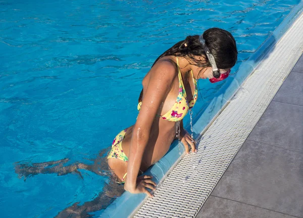 Mladá dívka se po dobré plavat sama vybřednout z bazénu — Stock fotografie