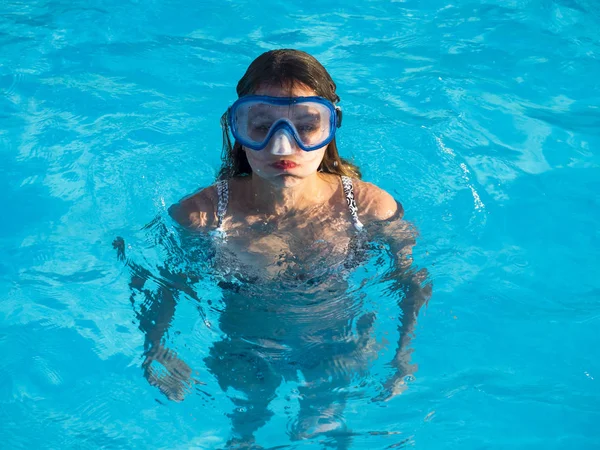 Roztomilá šťastná mladá dívka v plavání brýle a dýchací v bazénu — Stock fotografie