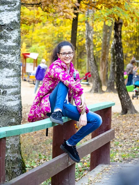 Encantadora Chica Muecas Bosque Otoño Retrato Adolescente Sentado Una Barandilla —  Fotos de Stock