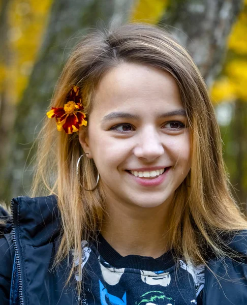 Güzel Genç Model Kız Sıcak Bir Sonbahar Giysiler Bir Gülümseme — Stok fotoğraf