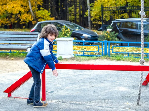 Niño Activo Con Una Chaqueta Azul Tratar Jugar Con Viga —  Fotos de Stock