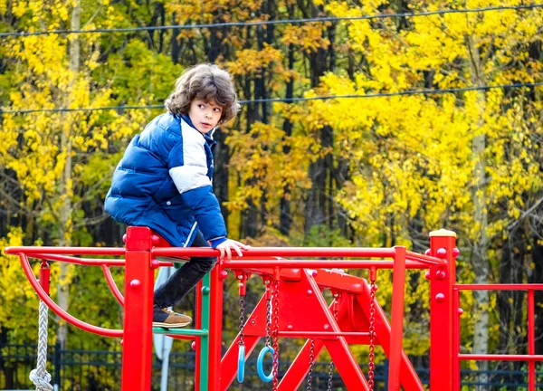 Niño Divirtiéndose Patio Recreo Otoño Moderno Patio Colorido Día Cálido —  Fotos de Stock