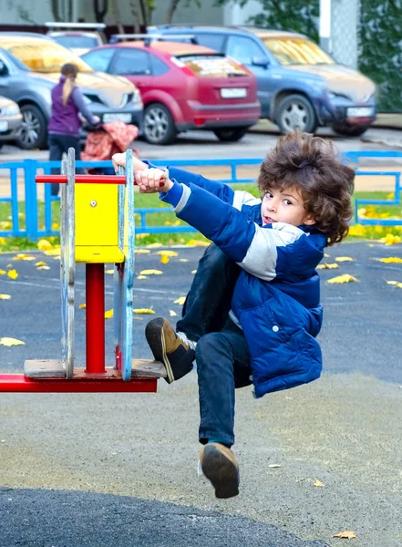 Niño Divirtiéndose Con Carrusel Patio Aire Libre Vacaciones Deportivas Activas —  Fotos de Stock