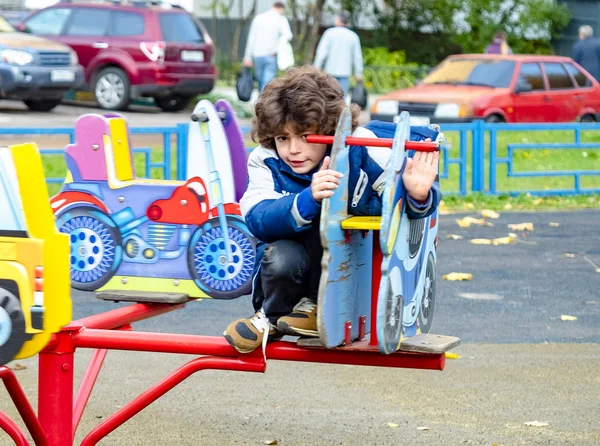 Kleiner Junge Hat Spaß Mit Karussell Auf Spielplatz Freien Frühling — Stockfoto