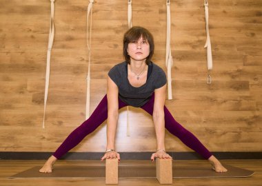 Pratik yoga, savaşçı bir egzersiz duran genç çekici kadın. Çalışma dışarı, giyiyor spor giyim, serin kentsel tarzı, tam uzunlukta, stüdyo arka plan.