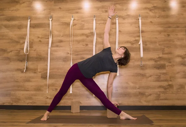 Junge Attraktive Frau Praktiziert Yoga Und Steht Krieger Eine Übung — Stockfoto