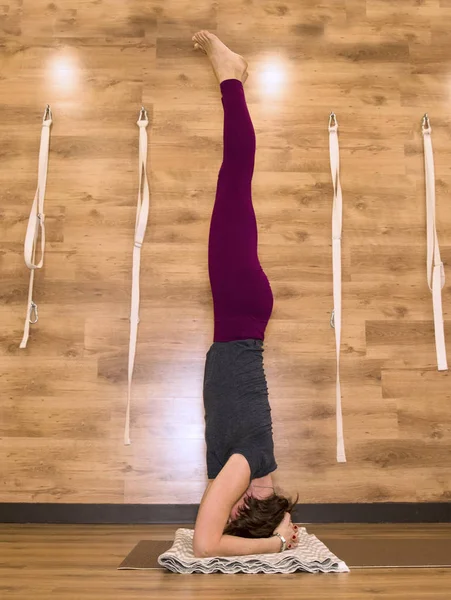 Junge Attraktive Frau Praktiziert Yoga Und Steht Krieger Eine Übung — Stockfoto
