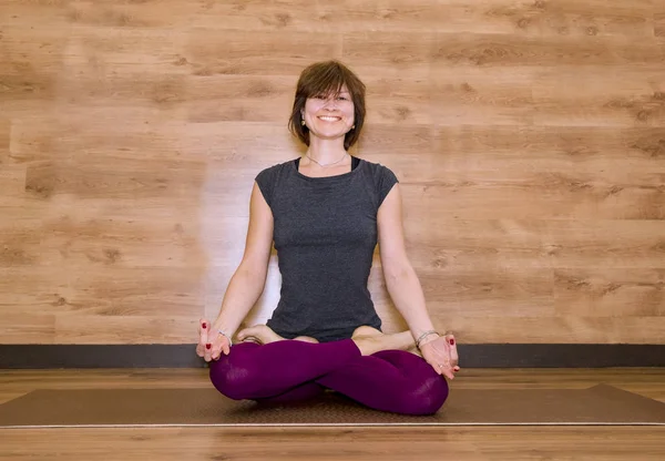 Junge Attraktive Frau Praktiziert Yoga Und Steht Krieger Eine Übung — Stockfoto