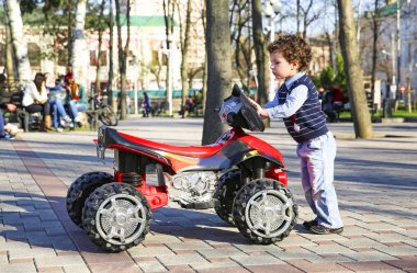 Eğlence Parkı, bir güneşli yaz gününde oyuncak arabasının duran bir komik çocuk