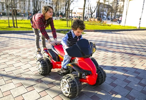 Enfants Conduisant Une Voiture Jouet Électrique Dans Parc Été Urbain — Photo