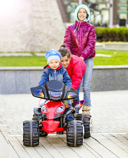 City Park Drôle Garçon Roule Sur Une Voiture Électrique Jouet — Photo