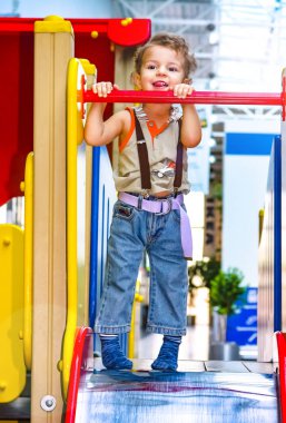 Çocuk parkında oynayan komik, sevimli, mutlu bebek. Mutluluk duygusu, eğlence, neşe. Bir çocuğun gülümsemesi..