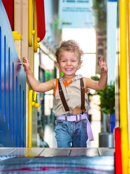 재밌는 놀이터에서 즐거움 기쁨의 어린이의 — 스톡 사진