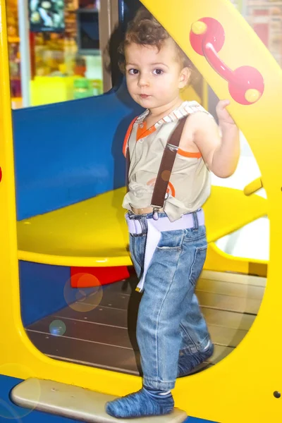 스러운 놀이터 셔츠와 청바지를 아이에 — 스톡 사진