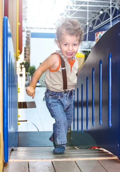 Entzückende Kleine Jährige Kleinkind Junge Auf Dem Spielplatz Kind Trägt — Stockfoto