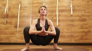 Güzel kadın fitness studio, çalışma dışarı yoga poz ve pilates exercise.slow hareket yapıyor portresi