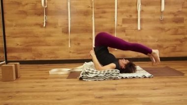 Yan görünümü yoga ya da pilates egzersiz yaparak fitness kulübü ya da evde, çalışma dışarı ile güzel Olgun kadın portresi. Köprü, DVI Pada Viparita Dandasana, yavaş hareket dirsek