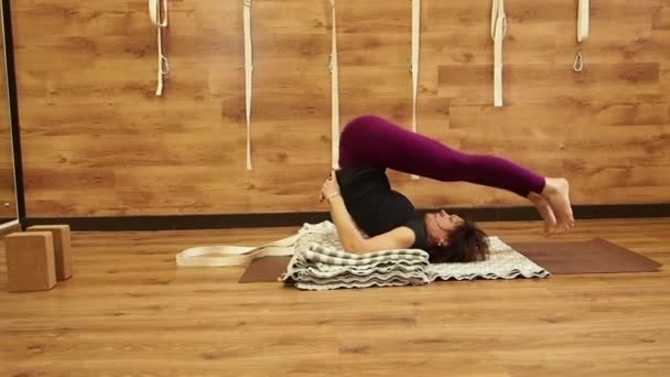 Vue de côté portrait de belle femme mature avec l'exercice dans le club de remise en forme ou à la maison, faire du yoga ou pilates exercice. Pont du coude, Dvi Pada Viparita Dandasana, ralenti — Video