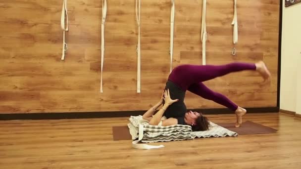 Sportig tjej på trä bakgrund gör shoulder stand motion, asana Viparita Karani, uppochner Seal pose, yoga. Slowmotion — Stockvideo