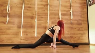 Pratik yoga, maymun Tanrı egzersiz, bölmeleri, Hanumanasana poz germe, çalışma dışarı, siyah ve gri spor giyim, tam uzunlukta, ağır çekim giyen genç çekici kadın