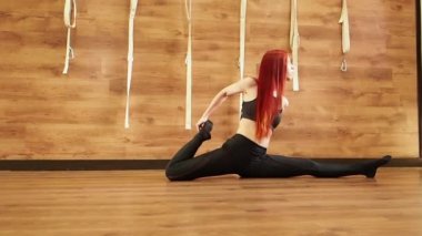 Splits.slow hareket yapıyor onun esnekliğini göstererek genç çekici kadınlar