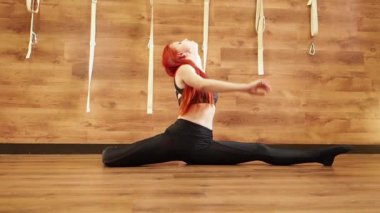 Pratik Yoga Studio, doğal ışık spor giyim giymiş güzel genç kadın. Samakonasana. Düz açı poz. Konsept: yoga pozlar beginner.slow hareket için