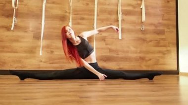 oturan kadın yan yamaçları yapar. Egzersiz kız. O sicim üzerinde oturur ve yan yamaçları yapar. Yoga dersleri yalınayak. Sağlıklı bir yaşam tarzı. ağır çekim