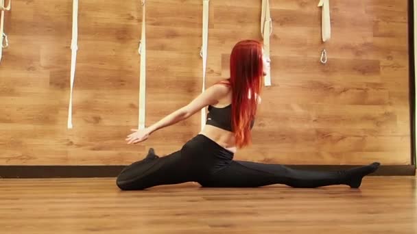 Junge attraktive Frauen, die ihre Flexibilität beim Spagat zeigen. Zeitlupe — Stockvideo