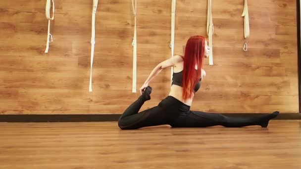 Jeunes femmes attrayantes montrant sa flexibilité en faisant les splits.slow motion — Video