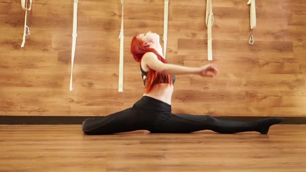 Beautiful young woman wearing sportswear practicing yoga in studio,natural light.Samakonasana. Straight angle pose. Concept : yoga poses for beginner.slow motion — Stock Video