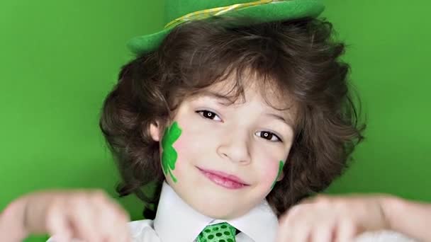 Bambino Che Festeggia Giorno San Patrizio Mostrando Suo Trucco Una — Video Stock