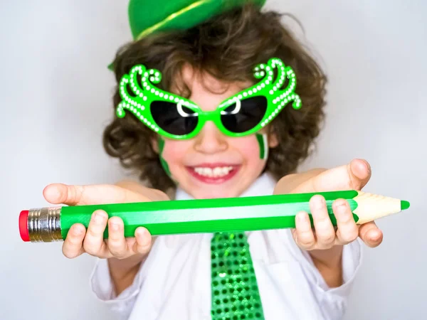 Rolig Patricks Day Fantastisk Liten Pojke Som Bär Grön Hatt — Stockfoto