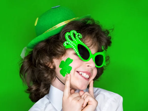 Niño Celebrando Día San Patricio Mostrando Maquillaje Pequeño Niño Rizado — Foto de Stock