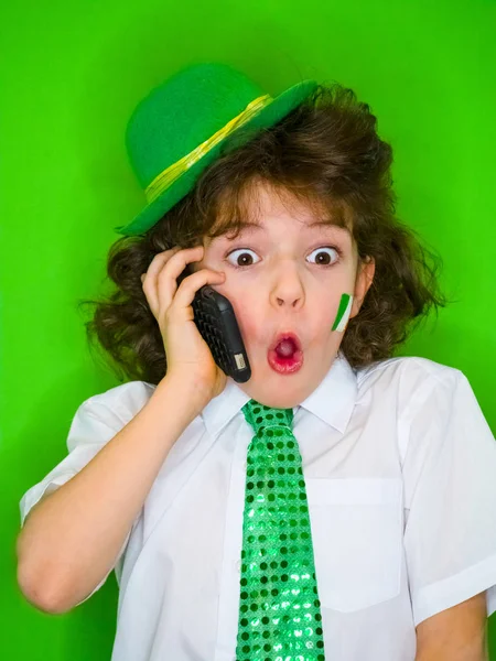Komik Patricks Günü Küçük Çocuk Bir Yeşil Şapka Yonca Telefonda — Stok fotoğraf