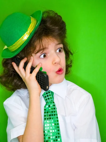 Komik Patricks Günü Küçük Çocuk Bir Yeşil Şapka Yonca Telefonda — Stok fotoğraf