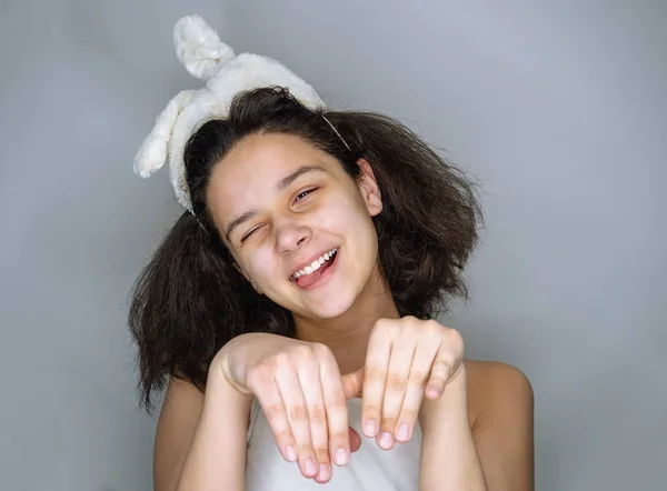 Портрет милой милой симпатичной привлекательной веселой веселой веселой смешной девушки в повязке, наслаждающейся праздником, показывающей руки, как лапы, изолированные на сером фоне — стоковое фото