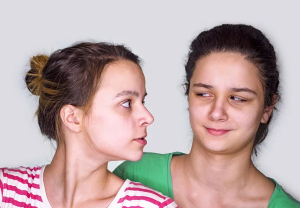Dos hermanas agresivas discuten, descubren la actitud. Concepto de conflicto y violencia . — Foto de Stock