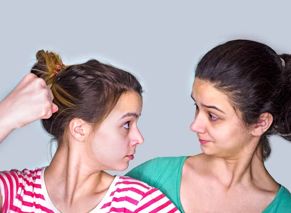 Dos hermanas agresivas discuten, descubren la actitud. Concepto de conflicto y violencia . —  Fotos de Stock