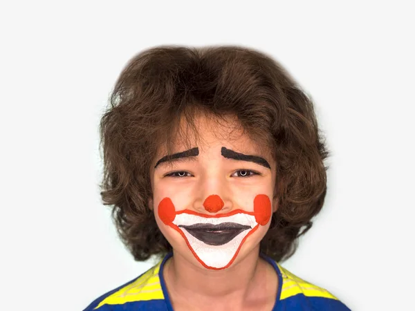 Kleine schattige lachende jongen met facepaint als clown kijken camera, pantomime expressie. emoties. April Fool's Day, 1 April. Geïsoleerd op grijs — Stockfoto